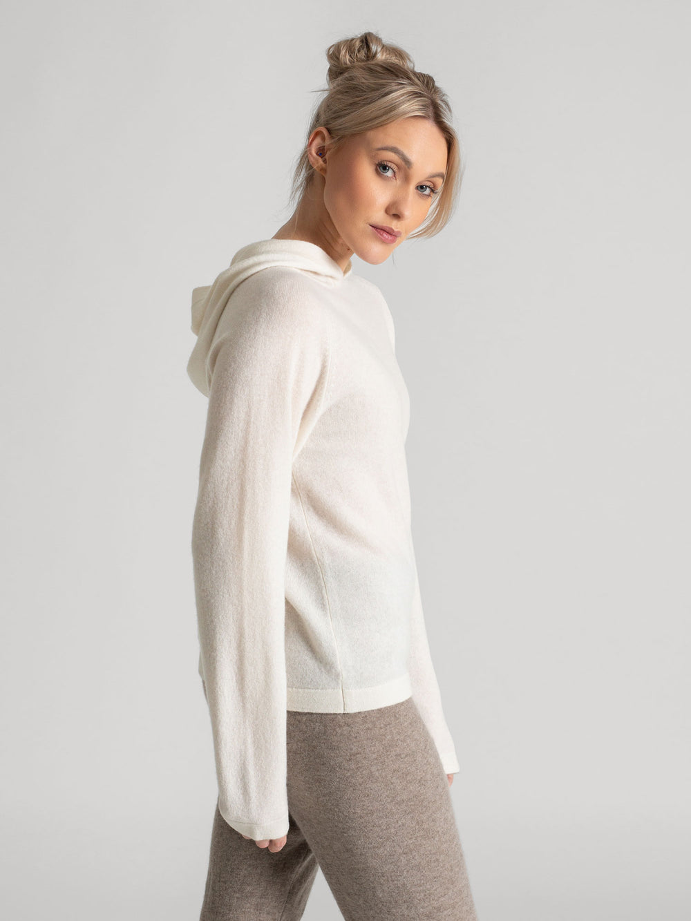  Cashmere hoodie made of 100% pure cashmere. Color: White. Scandinavian design by Kashmina.