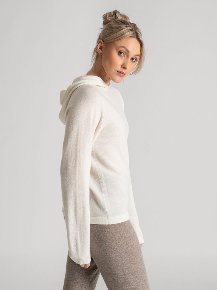  Cashmere hoodie made of 100% pure cashmere. Color: White. Scandinavian design by Kashmina.