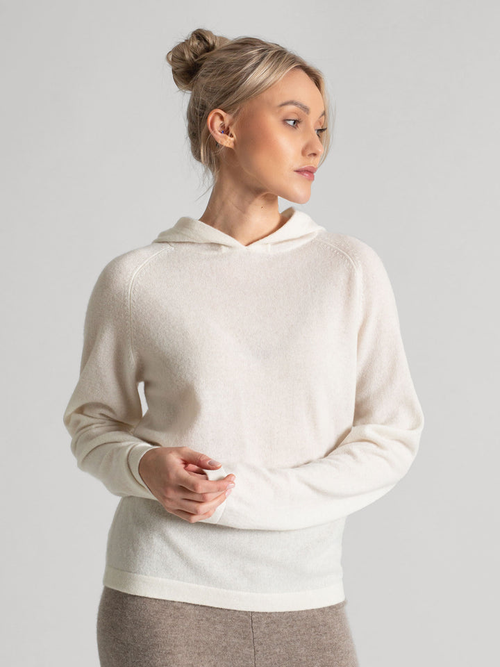  Cashmere hoodie made of 100% pure cashmere. Color: White. Scandinavian design by Kashmina.