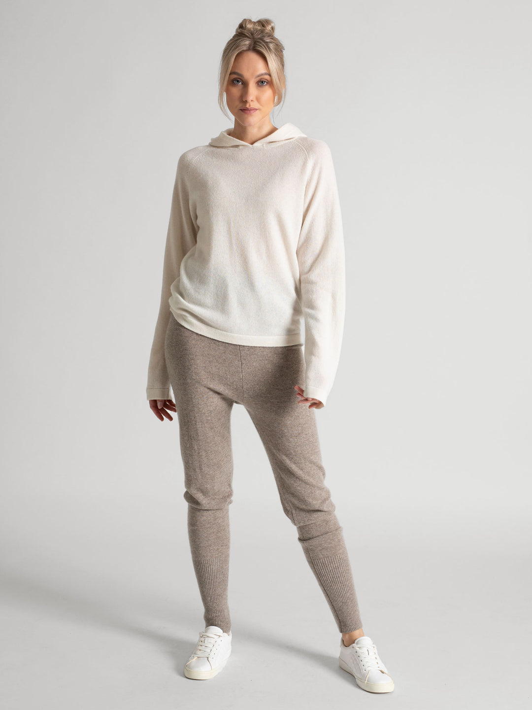  Cashmere hoodie made of 100% pure cashmere. Color: White. Scandinavian design by Kashmina.