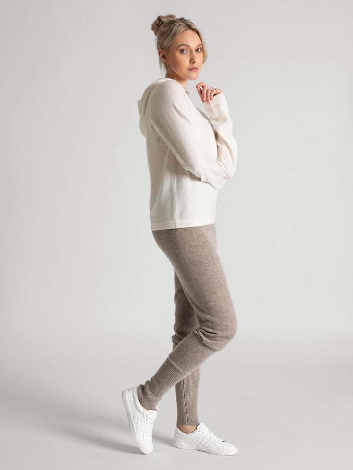  Cashmere hoodie made of 100% pure cashmere. Color: White. Scandinavian design by Kashmina.