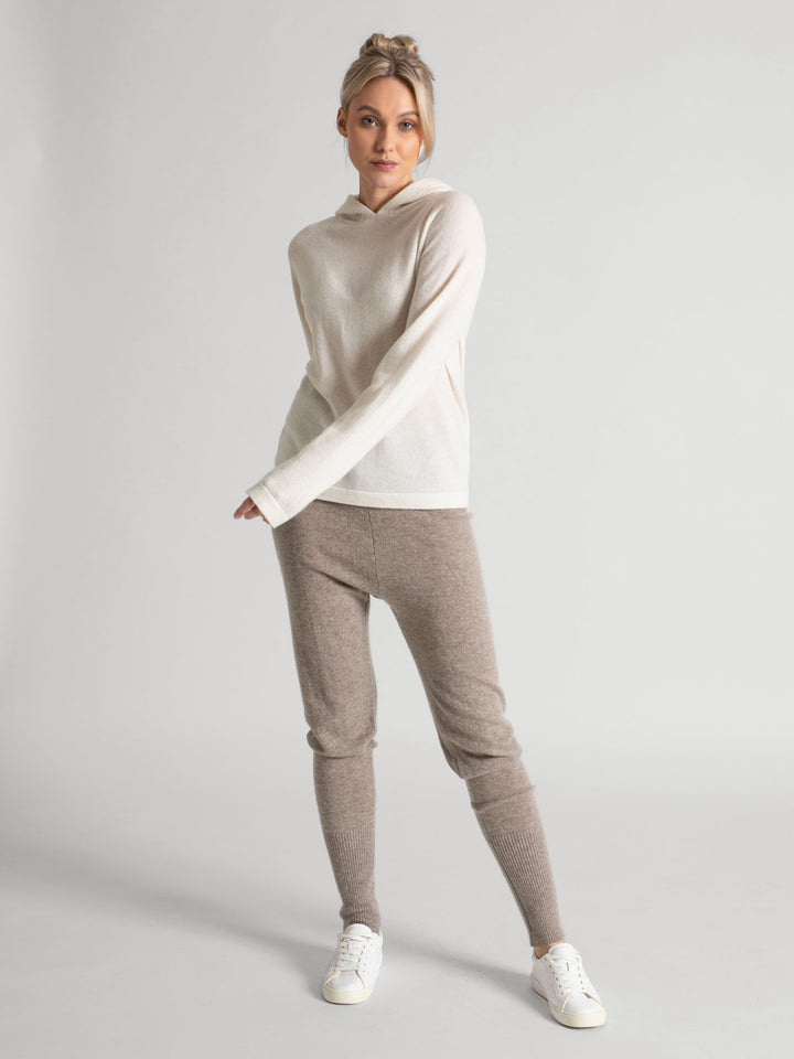  Cashmere hoodie made of 100% pure cashmere. Color: White. Scandinavian design by Kashmina.