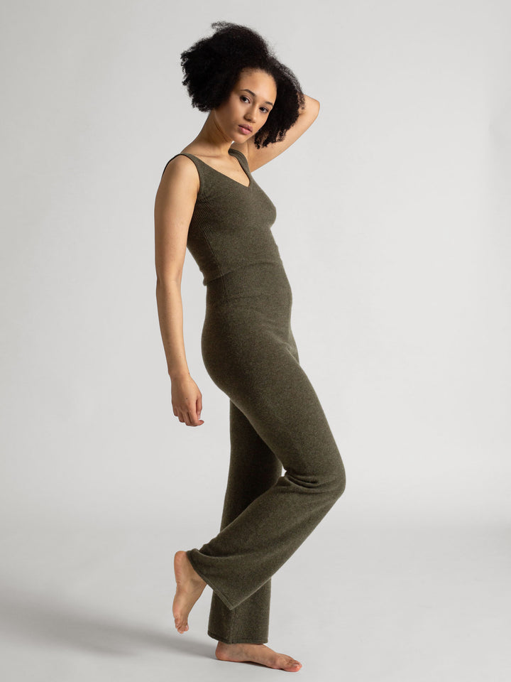 Cashmere jumpsuit "Savasana" in 100% pure cashmere. color Army green. Scandinavian design by Kashmina.