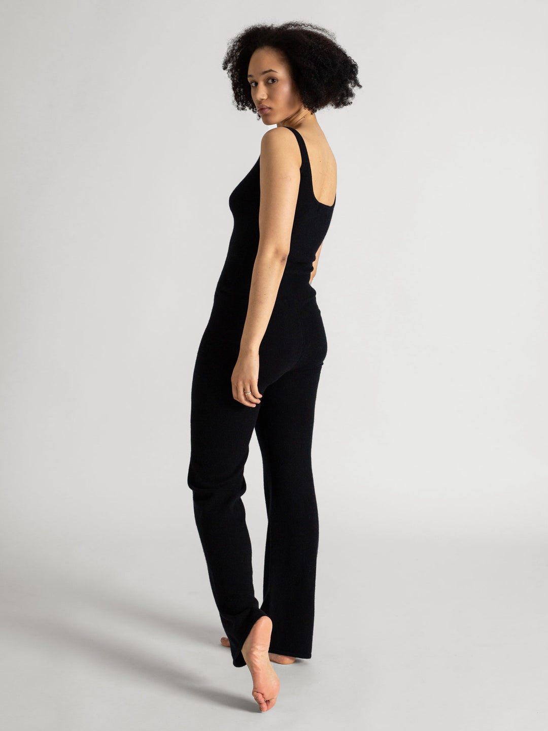 Cashmere jumpsuit "Savasana" in 100% pure cashmere. Color: Black. Scandinavian design by Kashmina.