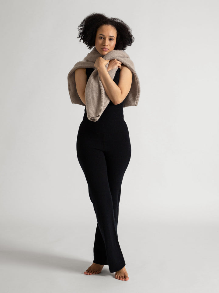 Cashmere jumpsuit "Savasana" in 100% pure cashmere. Color: Black. Scandinavian design by Kashmina.