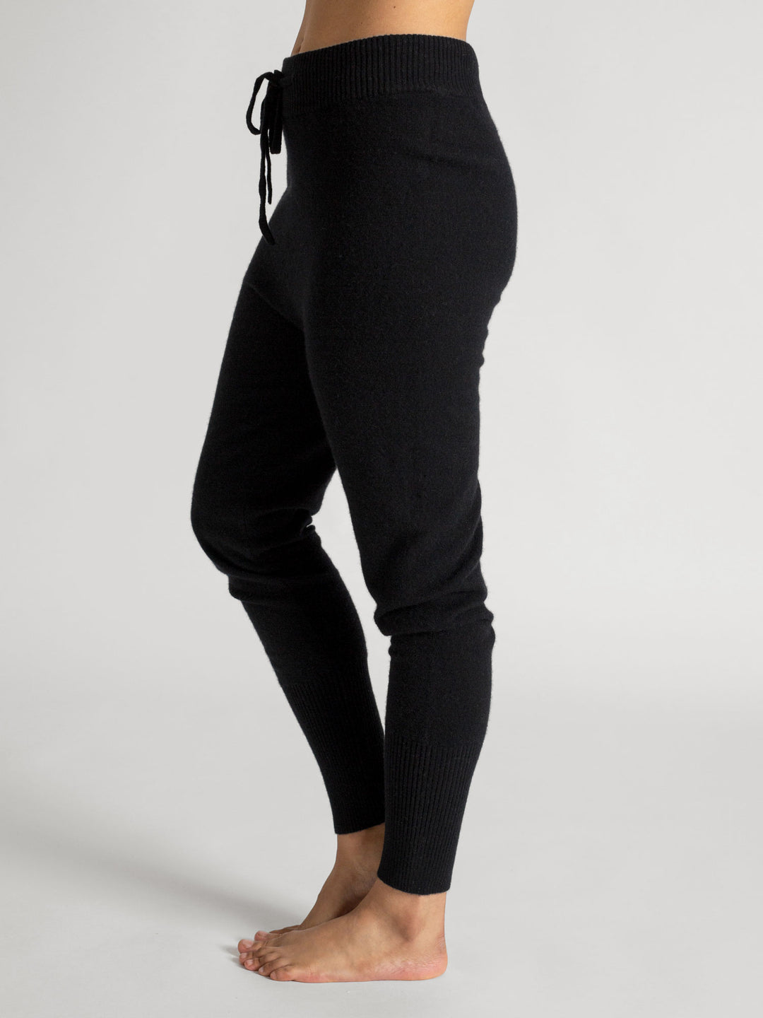 Cashmere pants "Chill" in 100% pure cashmere. Color: Black.  Scandinavian design by Kashmina.