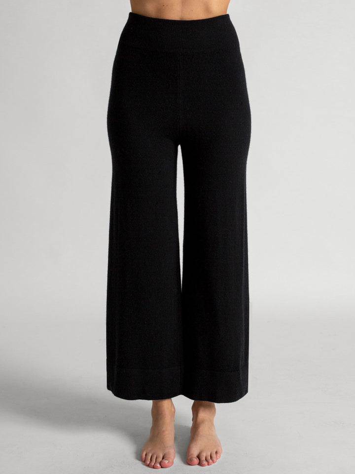 Cashmere pants "Engla" in 100% pure cashmere. Color: Black. Scandinavian design by Kashmina.