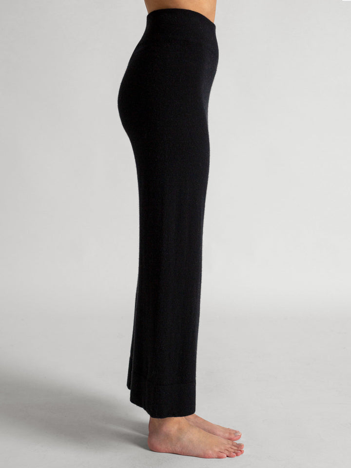 Cashmere pants "Engla" in 100% pure cashmere. Color: Black. Scandinavian design by Kashmina.