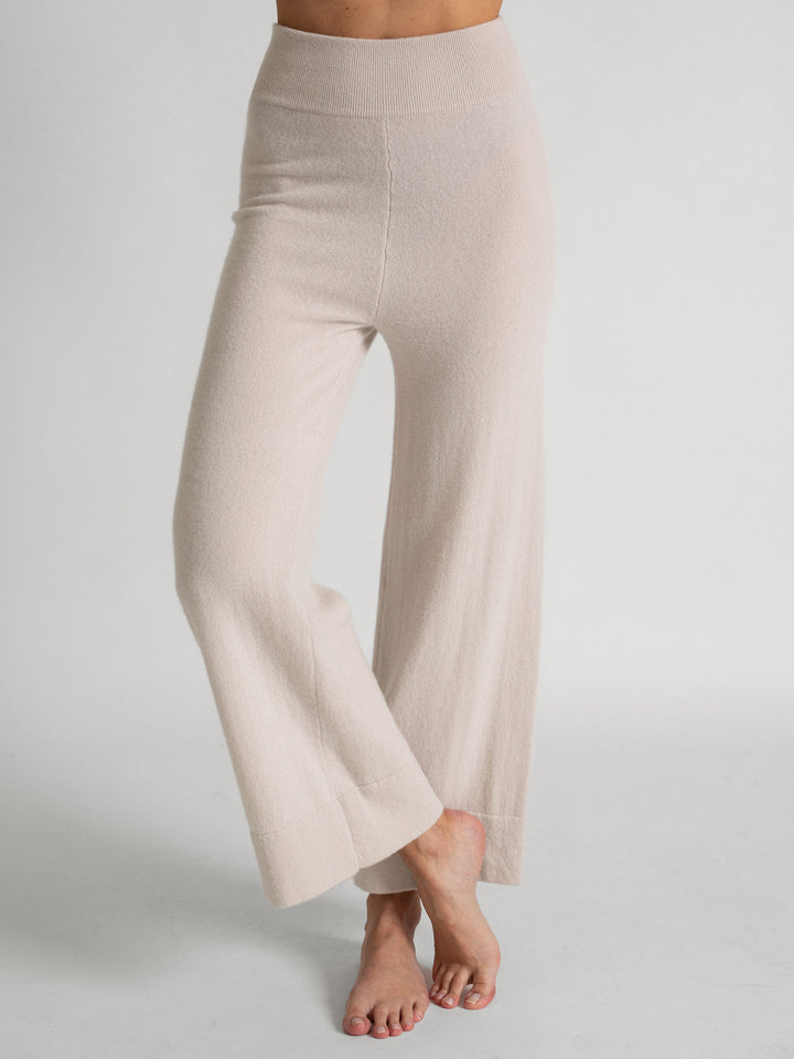 Cashmere pants "Engla" in 100% pure cashmere. Color: Pearl. Scandinavian design by Kashmina.