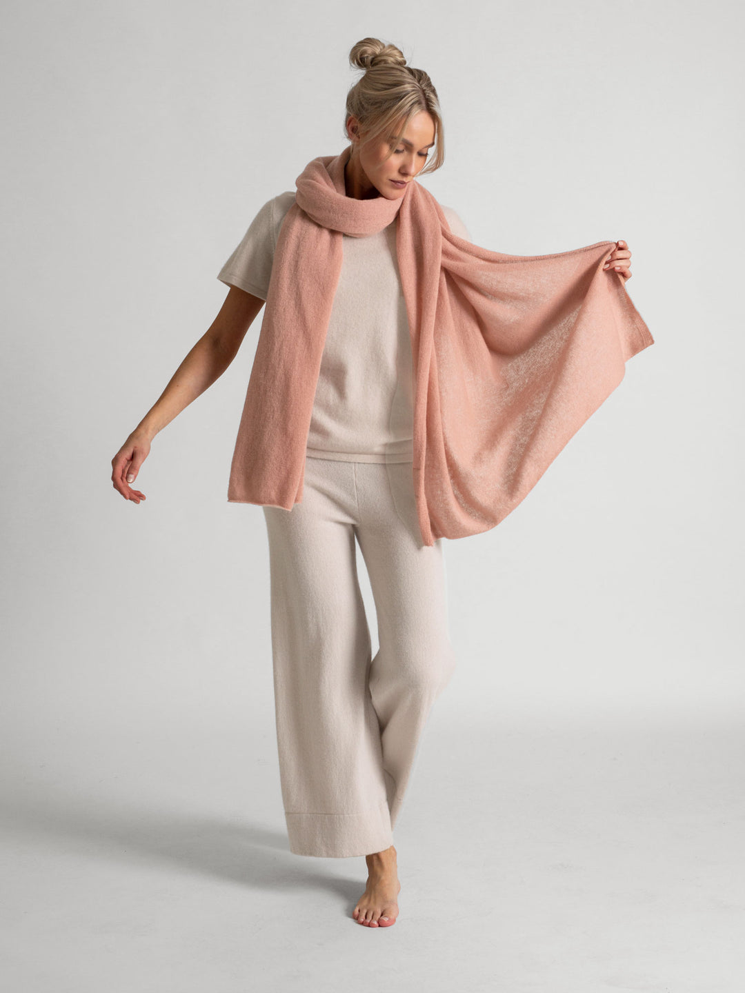 Cashmere scarf "Flow" 100% cashmere from Kashmina, peachy pink