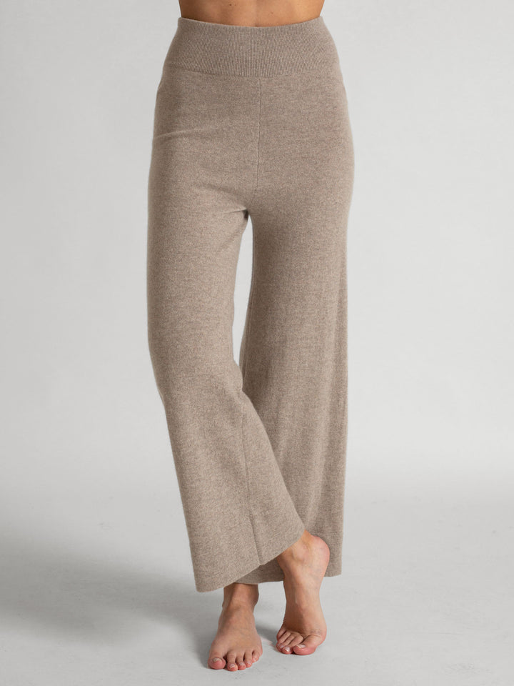 Cashmere pants "Engla" in 100% pure cashmere. Color: Toast. Scandinavian design by Kashmina.