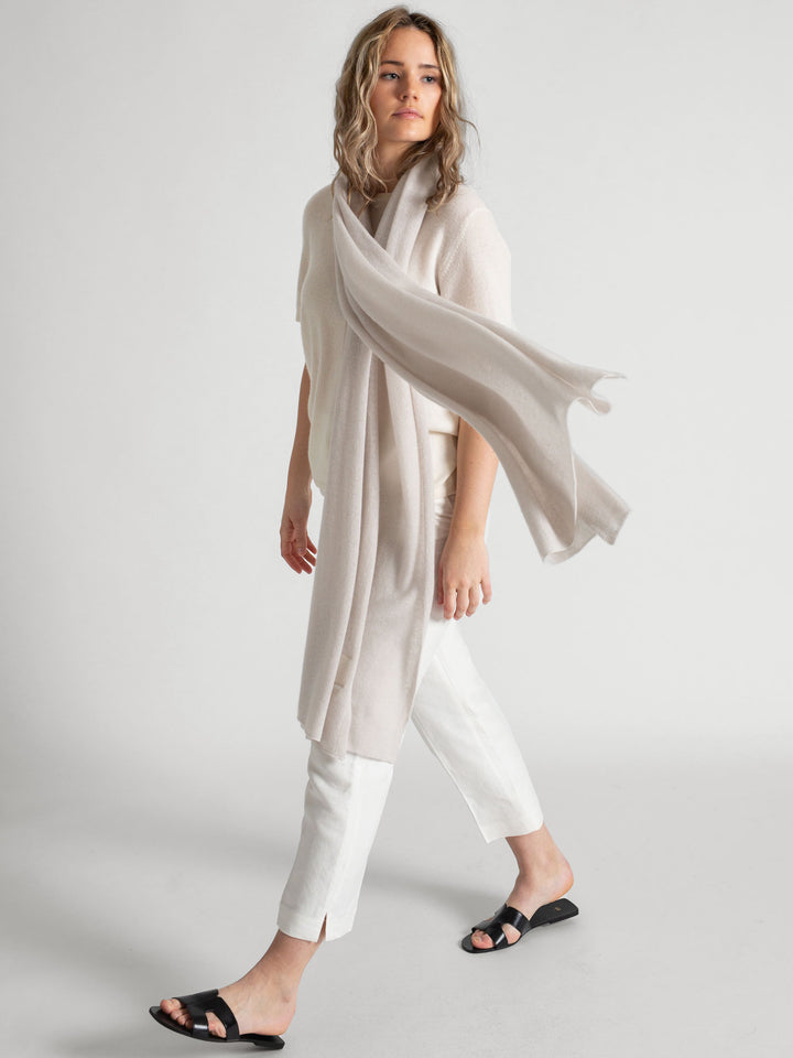 Airy cashmere scarf "Flow" in color: Cold Creme. 100% cashmere from kashmina.
