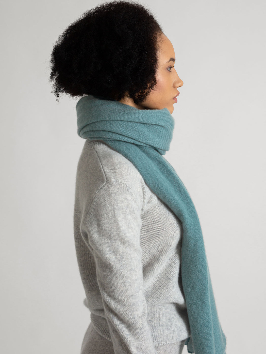 Cashmere scarf in 100% pure cashmere. Color: Arctic. Scandinavian design by Kashmina.