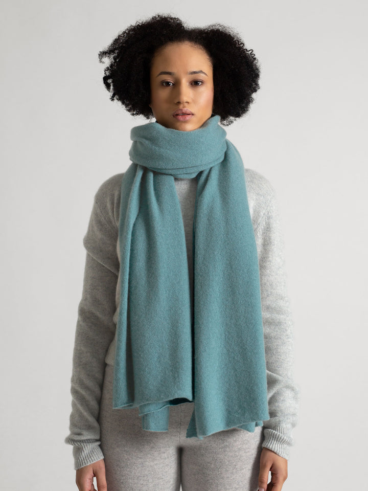 Cashmere scarf in 100% pure cashmere. Color: Arctic. Scandinavian design by Kashmina.