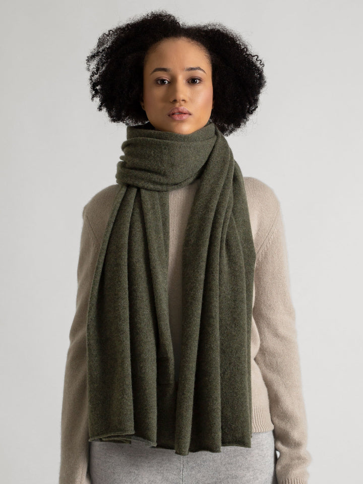 Cashmere scarf "Signature" in 100% pure cashmere. Color: Army, Scandinavian design by Kashmina.