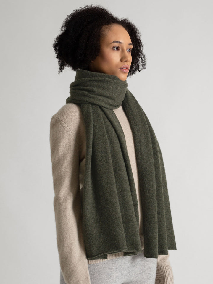 Cashmere scarf "Signature" in 100% pure cashmere. Color: Army, Scandinavian design by Kashmina.
