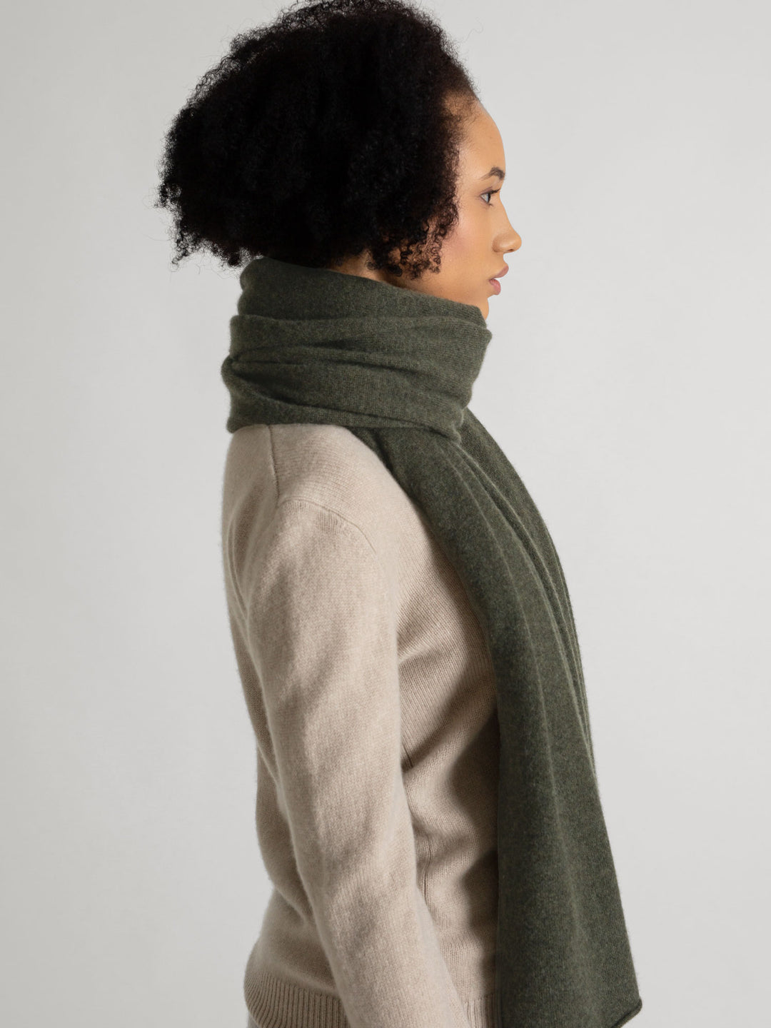 Cashmere scarf "Signature" in 100% pure cashmere. Color: Army, Scandinavian design by Kashmina.