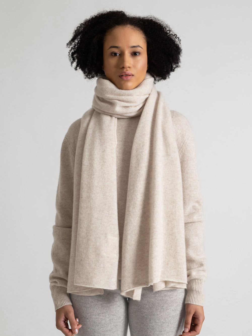Cashmere scarf in 100% pure cashmere. Color: Beige. Scandinavian design by Kashmina.