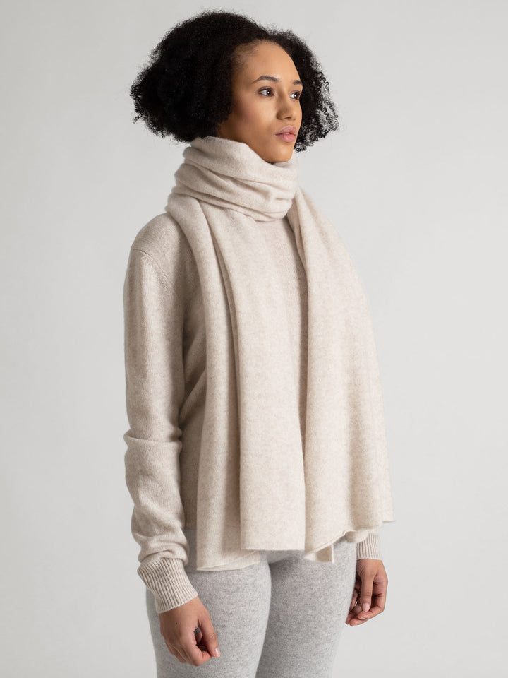 Cashmere scarf in 100% pure cashmere. Color: Beige. Scandinavian design by Kashmina.