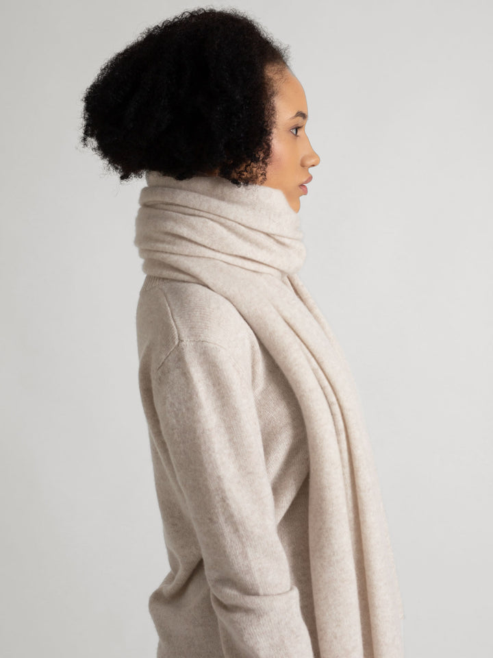 Cashmere scarf in 100% pure cashmere. Color: Beige. Scandinavian design by Kashmina.
