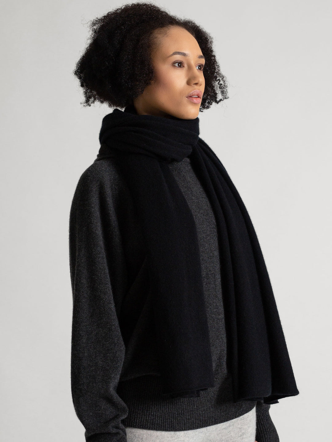 Cashmere scarf in 100% pure cashmere. Color: Black. Scandinavian design by Kashmina.