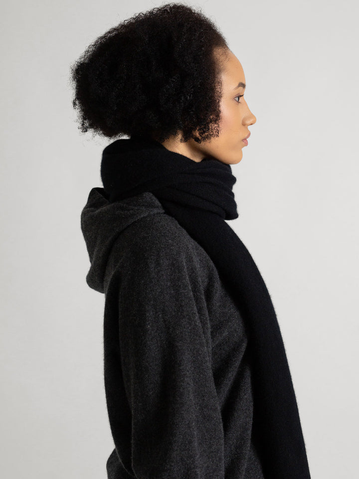 Cashmere scarf in 100% pure cashmere. Color: Black. Scandinavian design by Kashmina.