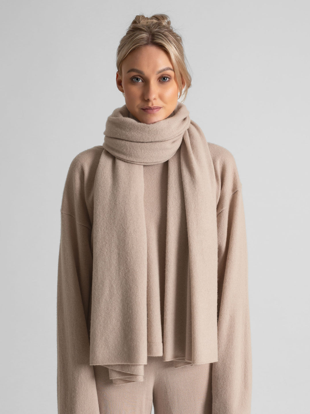 Cashmere scarf signature, 100% pure cashmere. Color: Feather. Scandinavian design by Kashmina.