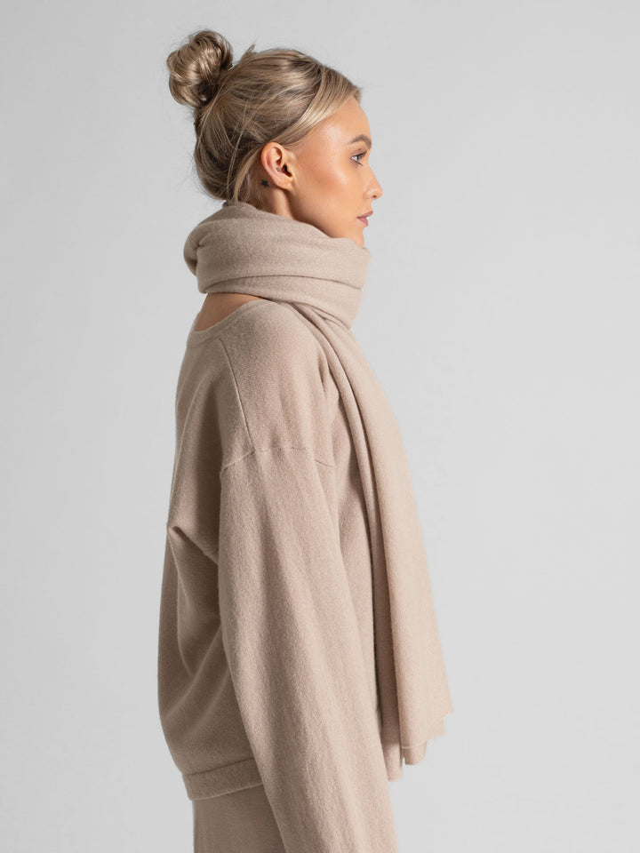 Cashmere scarf signature, 100% pure cashmere. Color: Feather. Scandinavian design by Kashmina.