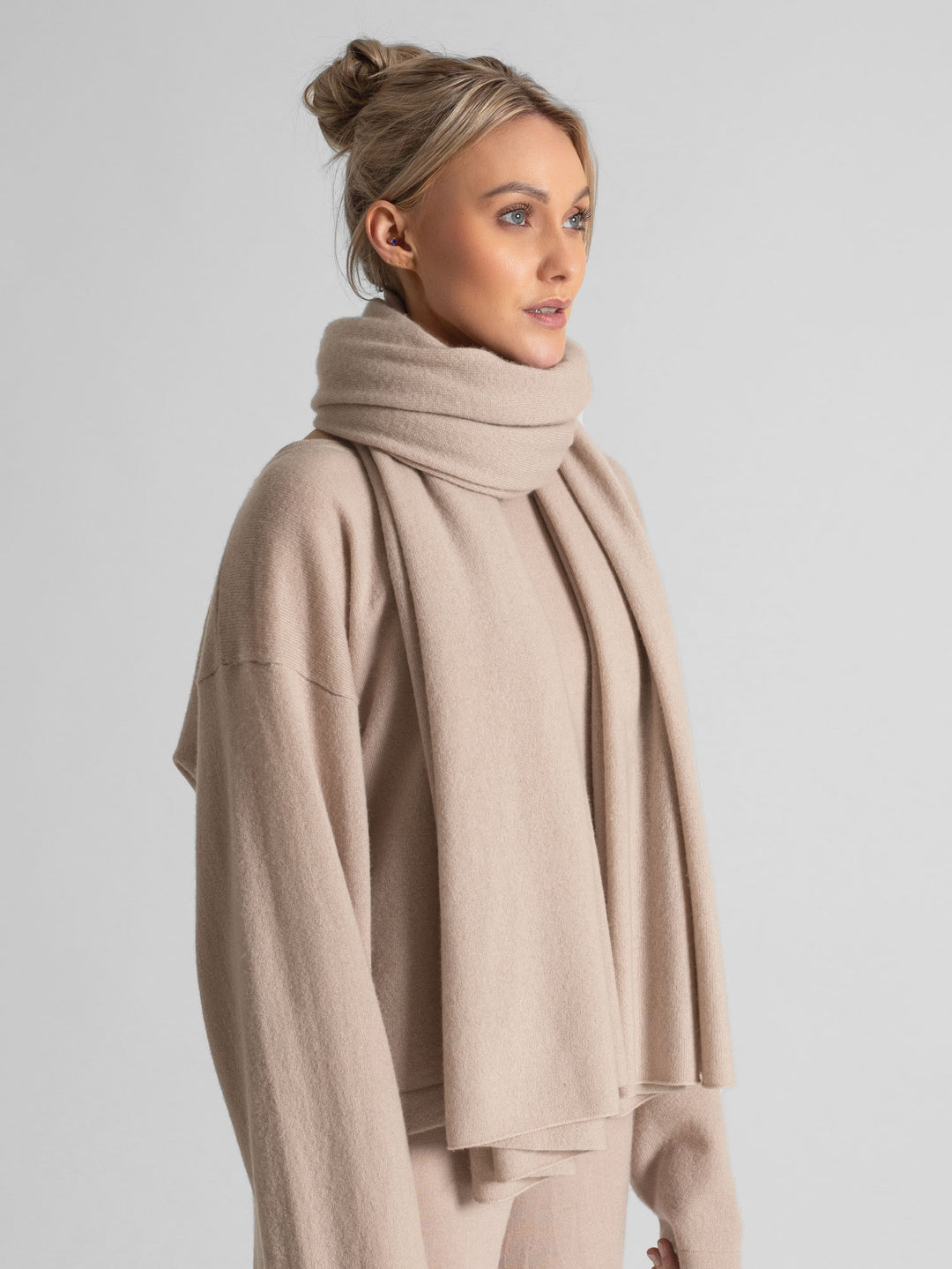 Cashmere scarf signature, 100% pure cashmere. Color: Feather. Scandinavian design by Kashmina.