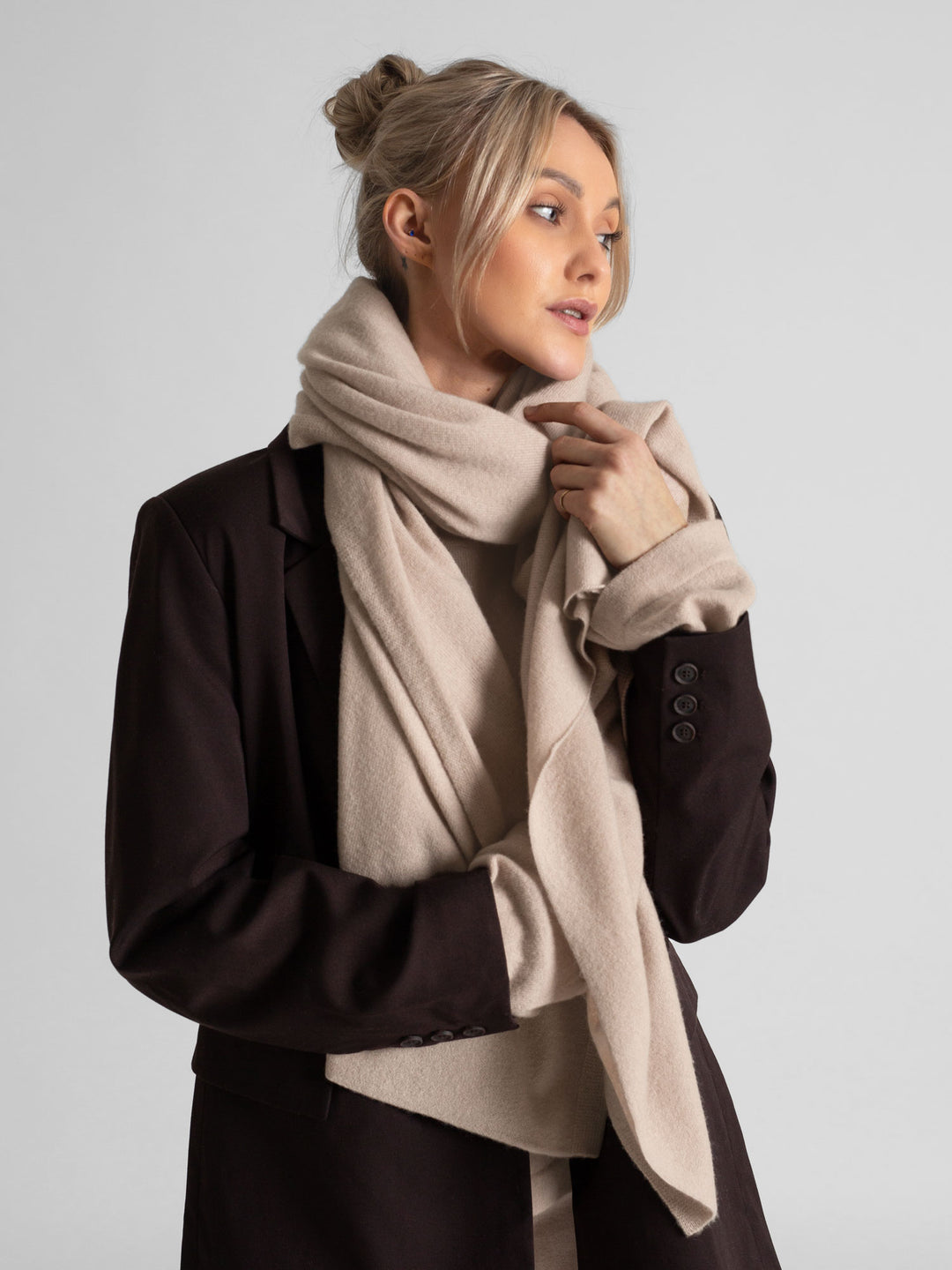 Cashmere scarf signature, 100% pure cashmere. Color: Feather. Scandinavian design by Kashmina.