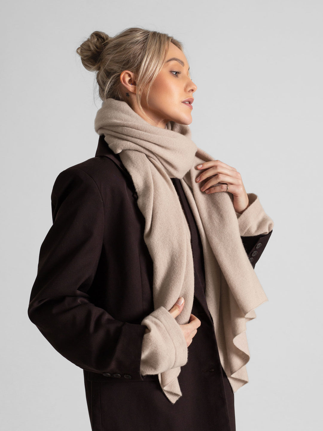 Cashmere scarf signature, 100% pure cashmere. Color: Feather. Scandinavian design by Kashmina.