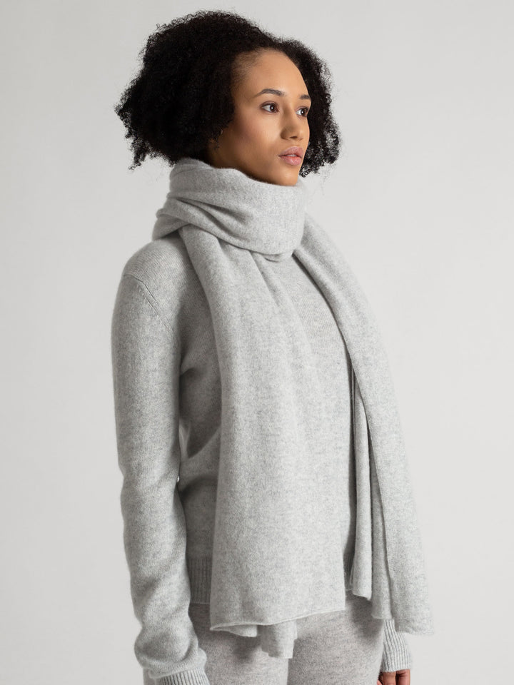 Cashmere scarf "Signature" light grey, in 100% cashmere from Kashmina. Scandinavian design.