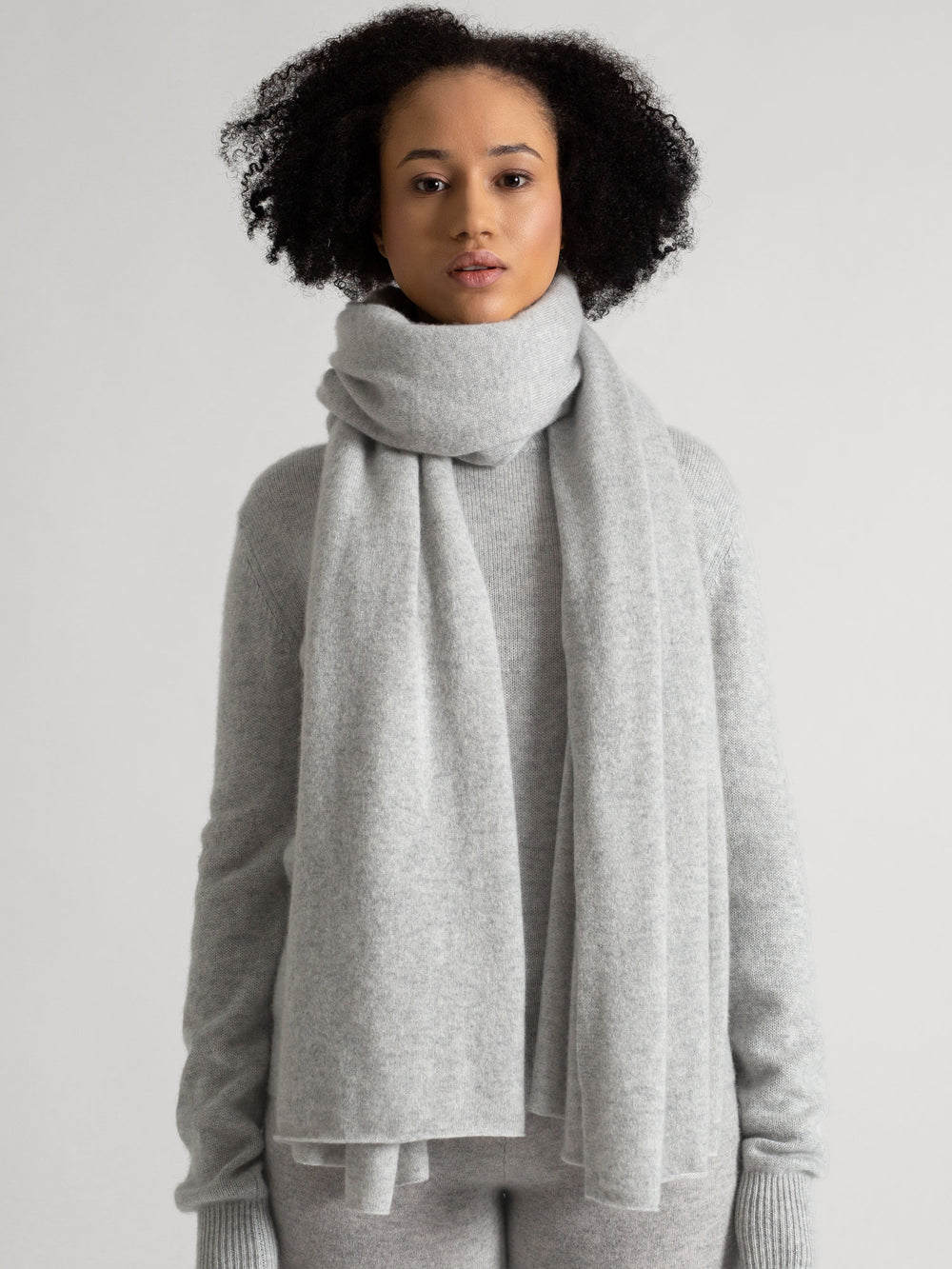 Cashmere scarf "Signature" light grey, in 100% cashmere from Kashmina. Scandinavian design.