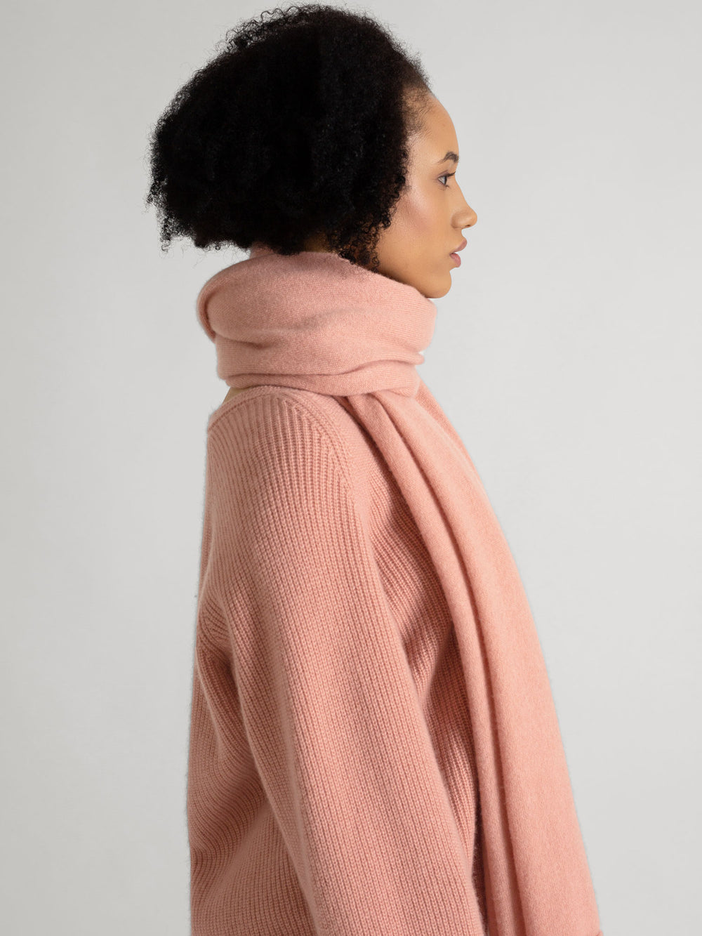 Cashmere scarf "Signature" in 100% cashmere. Color: Peachy pink. Scandinavian design by Kashmina