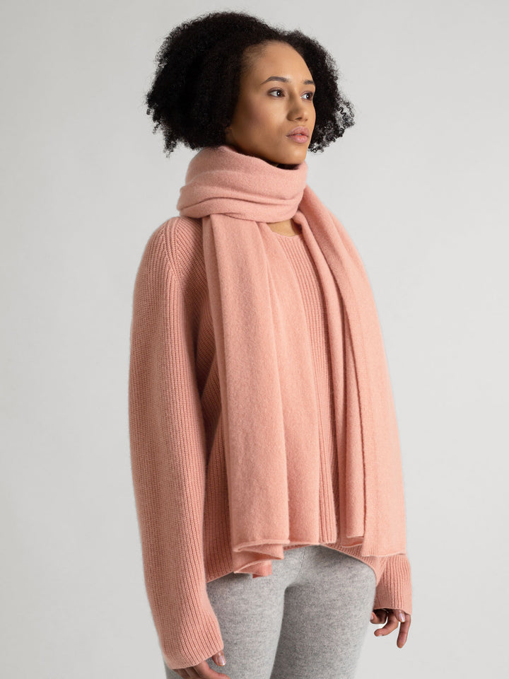 Cashmere scarf "Signature" in 100% cashmere. Color: Peachy pink. Scandinavian design by Kashmina