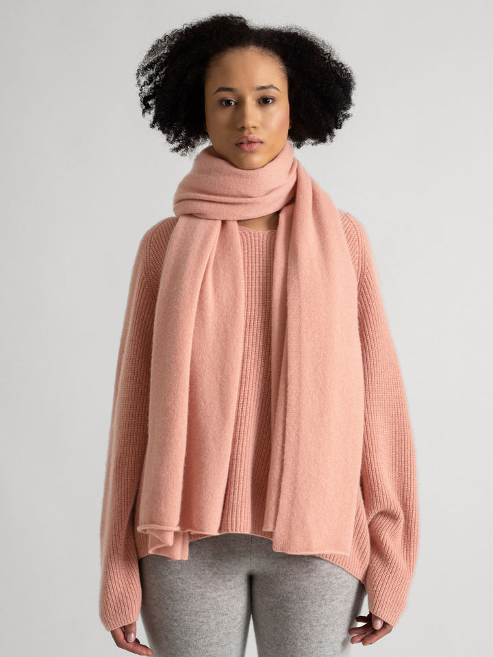 Cashmere scarf "Signature" in 100% cashmere. Color: Peachy pink. Scandinavian design by Kashmina