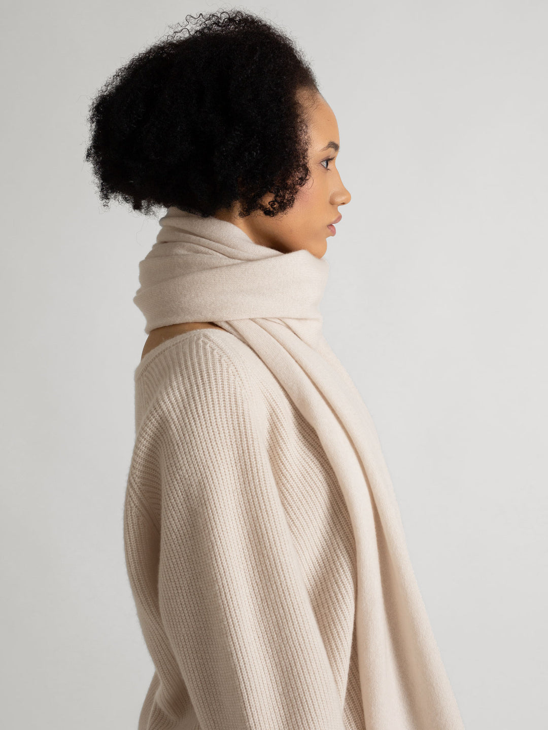 Cashmere scarf in 100% pure cashmere. Color: Pearl. Scandinavian design by Kashmina.