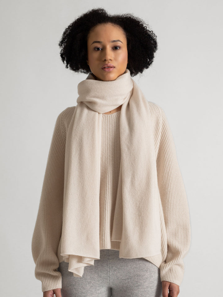 Cashmere scarf in 100% pure cashmere. Color: Pearl. Scandinavian design by Kashmina.