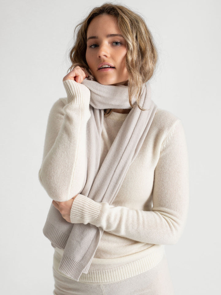 Cashmere scarf in 100% cashmere. Color: Cold Creme. Scandinavian design by Kashmina.