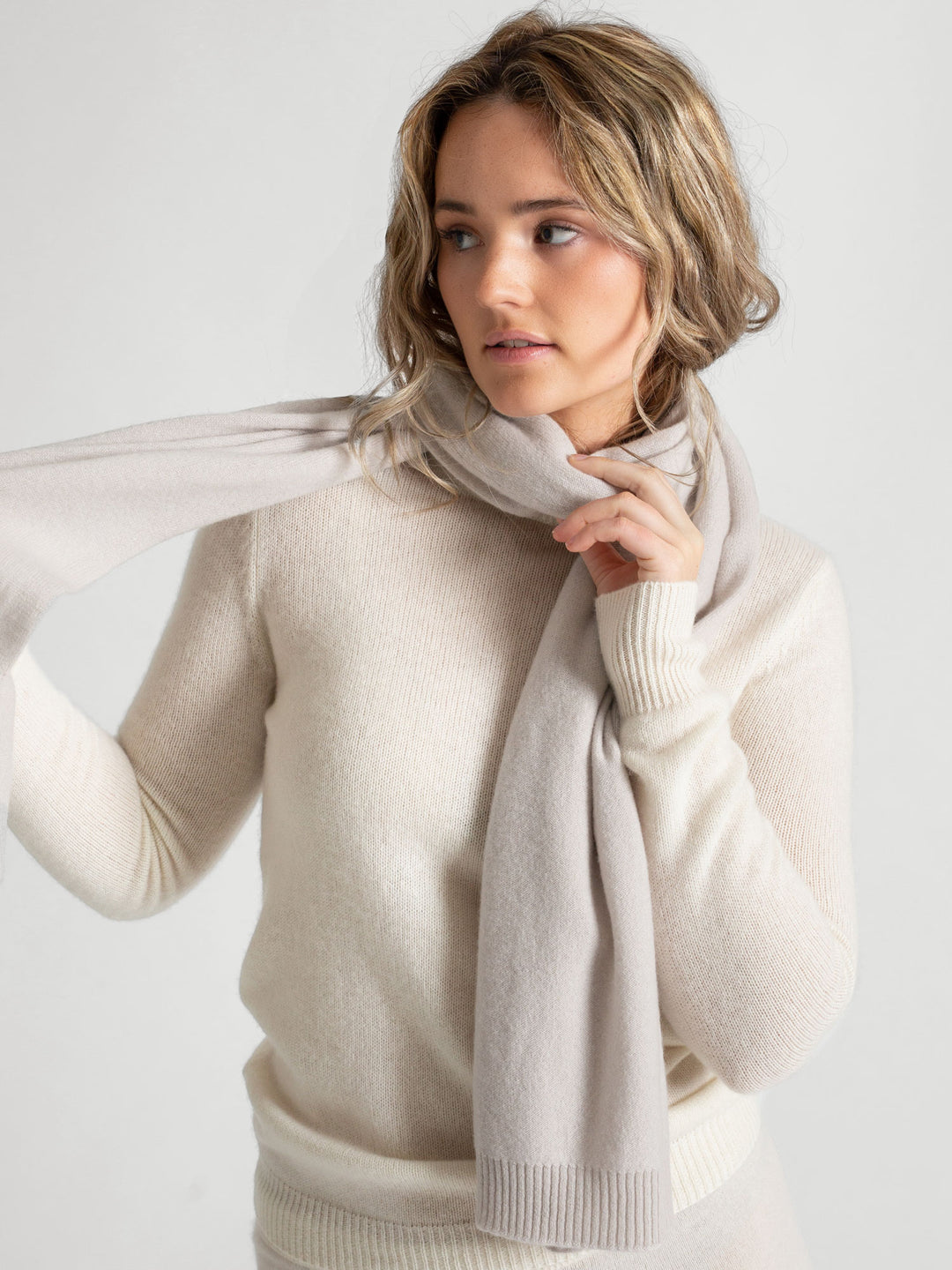 Cashmere scarf in 100% cashmere. Color: Cold Creme. Scandinavian design by Kashmina.