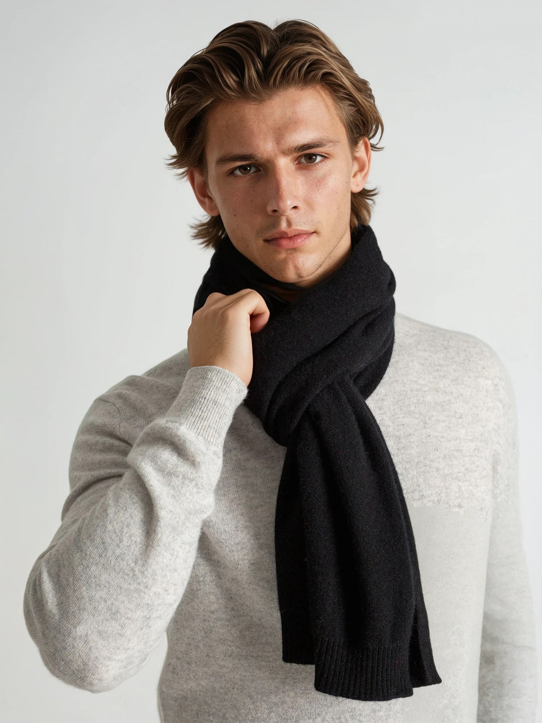 Cashmere scarf "Urban", unisex, in 100% pure cashmere. Scandinavian design by Kashmina. Color: Black.