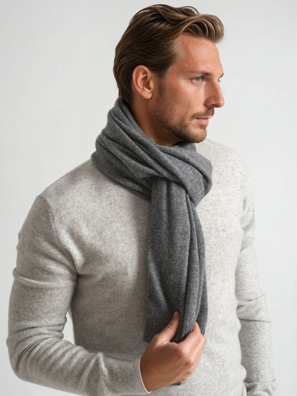 Cashmere scarf "Urban", unisex, in 100% pure cashmere. Scandinavian design by Kashmina. Color: Dark Grey.