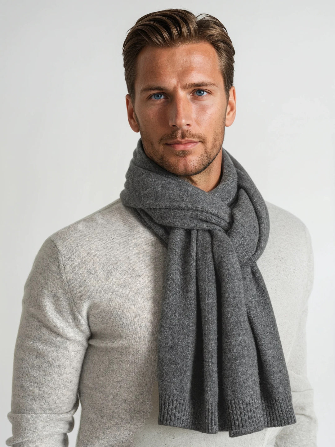 Cashmere scarf "Urban", unisex, in 100% pure cashmere. Scandinavian design by Kashmina. Color: Dark Grey.
