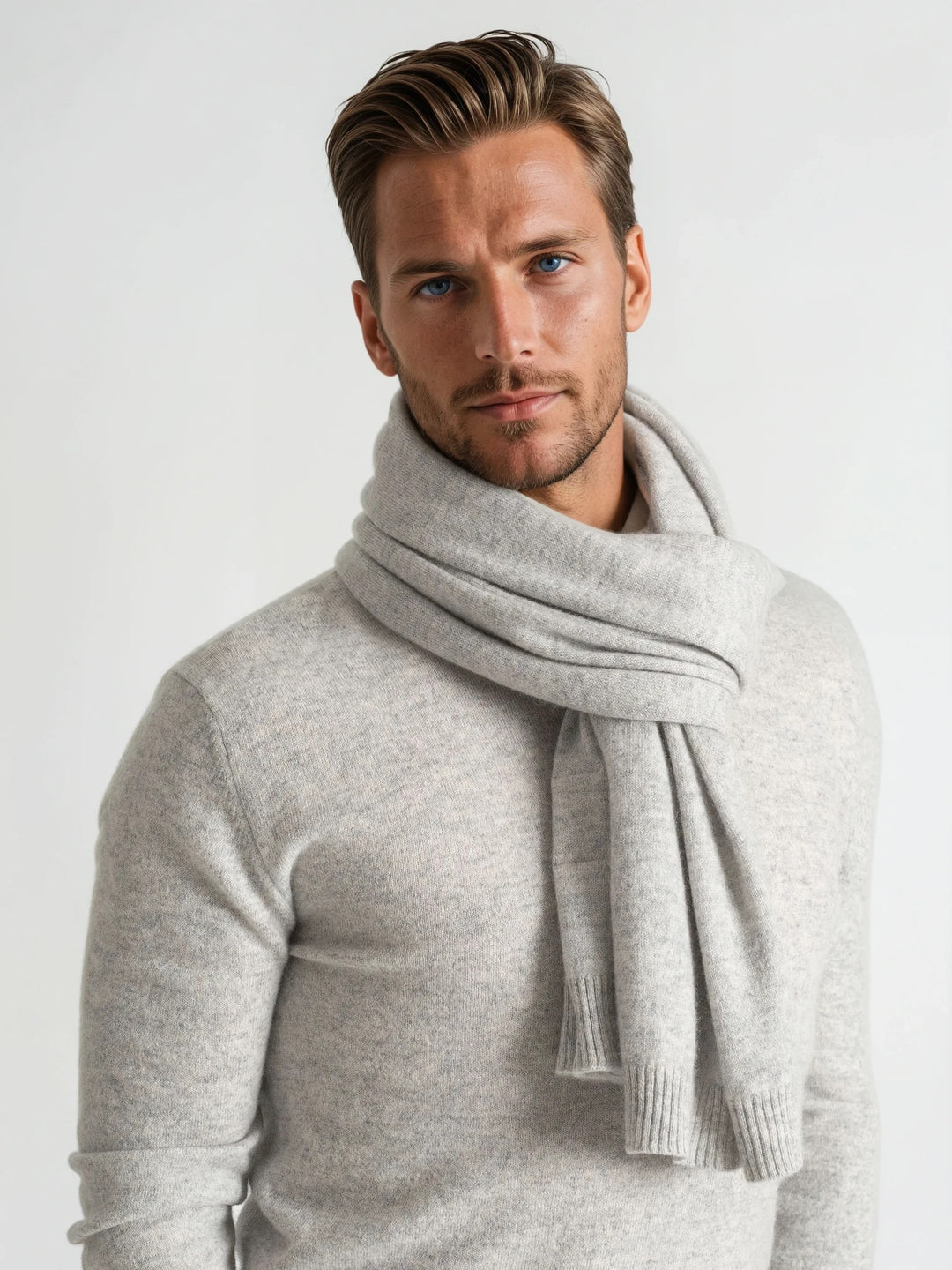 Cashmere scarf "Urban", unisex, in 100% pure cashmere. Scandinavian design by Kashmina. Color: Light Grey.