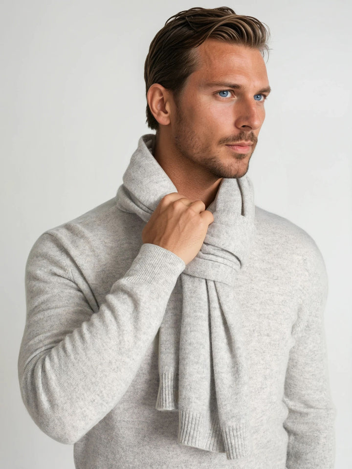 Cashmere scarf "Urban", unisex, in 100% pure cashmere. Scandinavian design by Kashmina. Color: Light Grey.