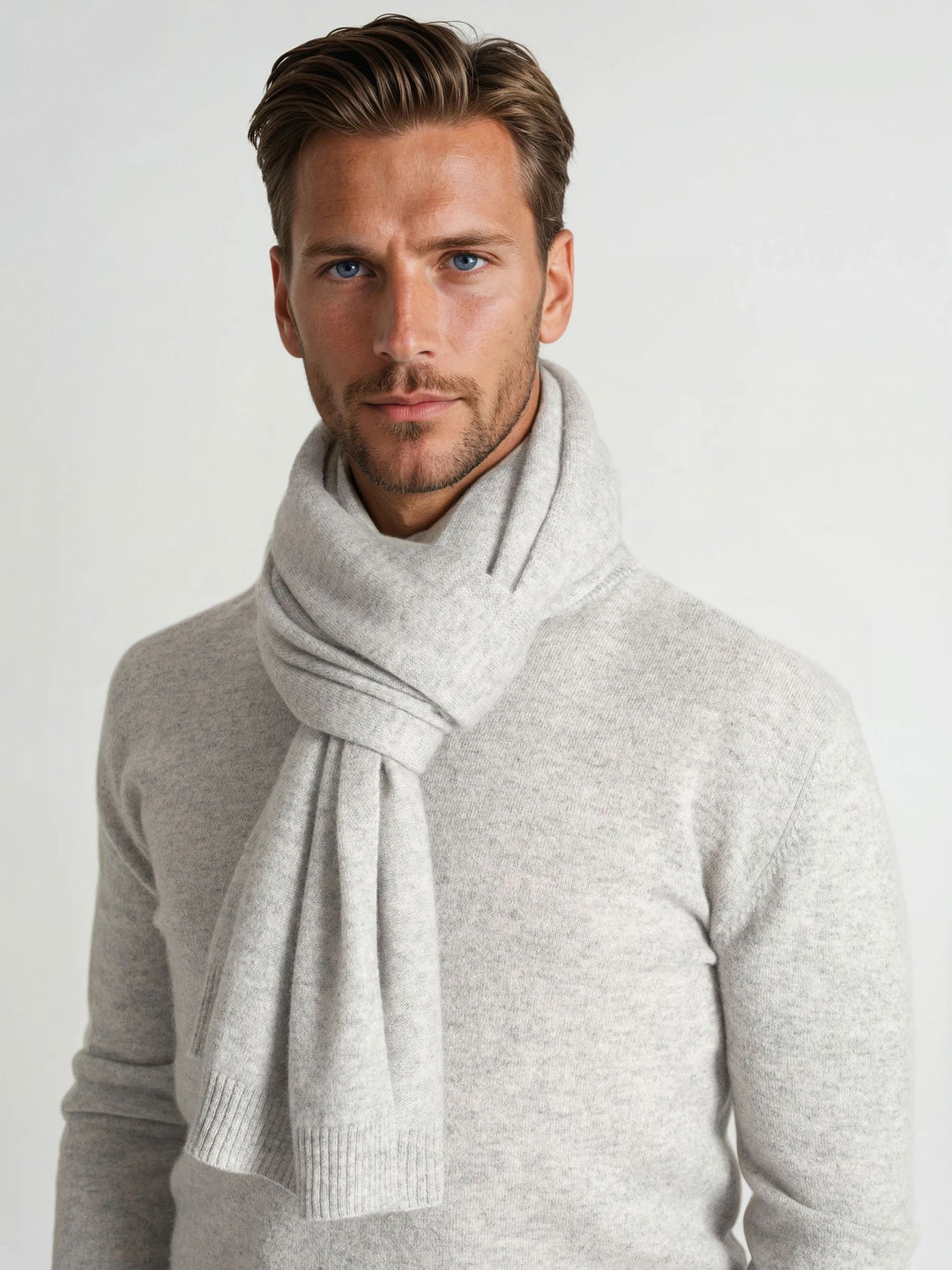 Cashmere scarf "Urban", unisex, in 100% pure cashmere. Scandinavian design by Kashmina. Color: Light Grey.