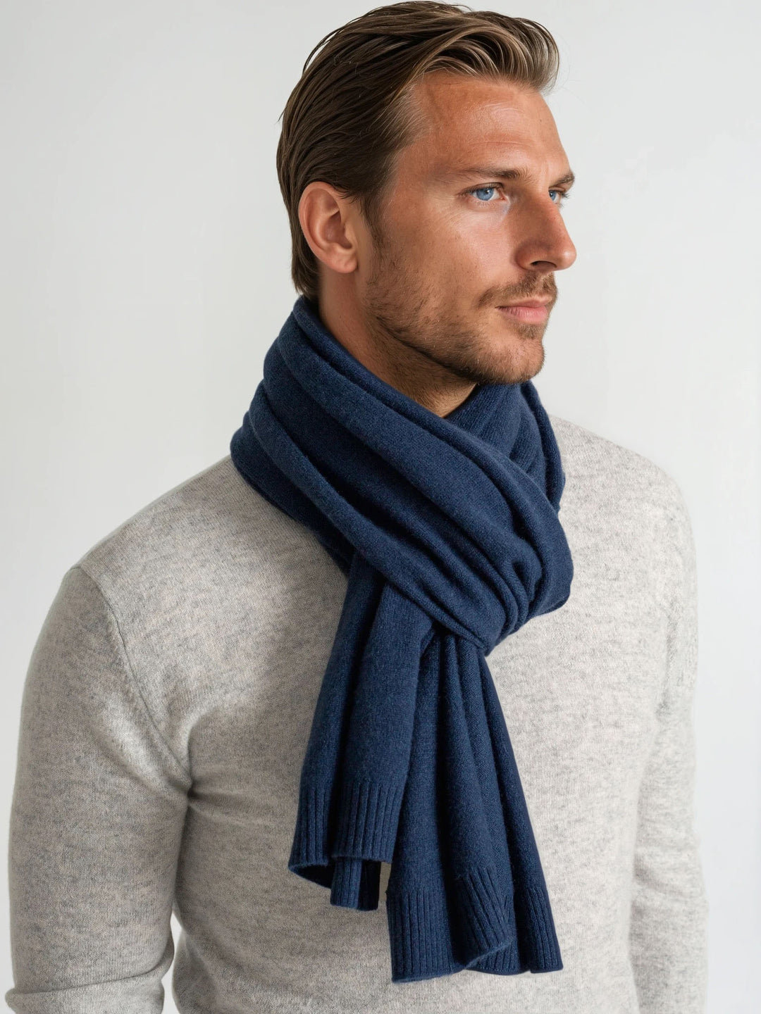 Cashmere scarf "Urban", unisex, in 100% pure cashmere. Scandinavian design by Kashmina. Color: Mountain Blue.