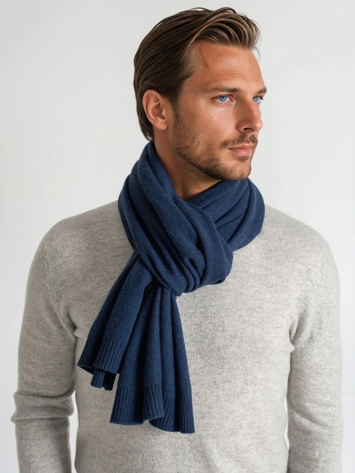 Cashmere scarf "Urban", unisex, in 100% pure cashmere. Scandinavian design by Kashmina. Color: Mountain Blue.