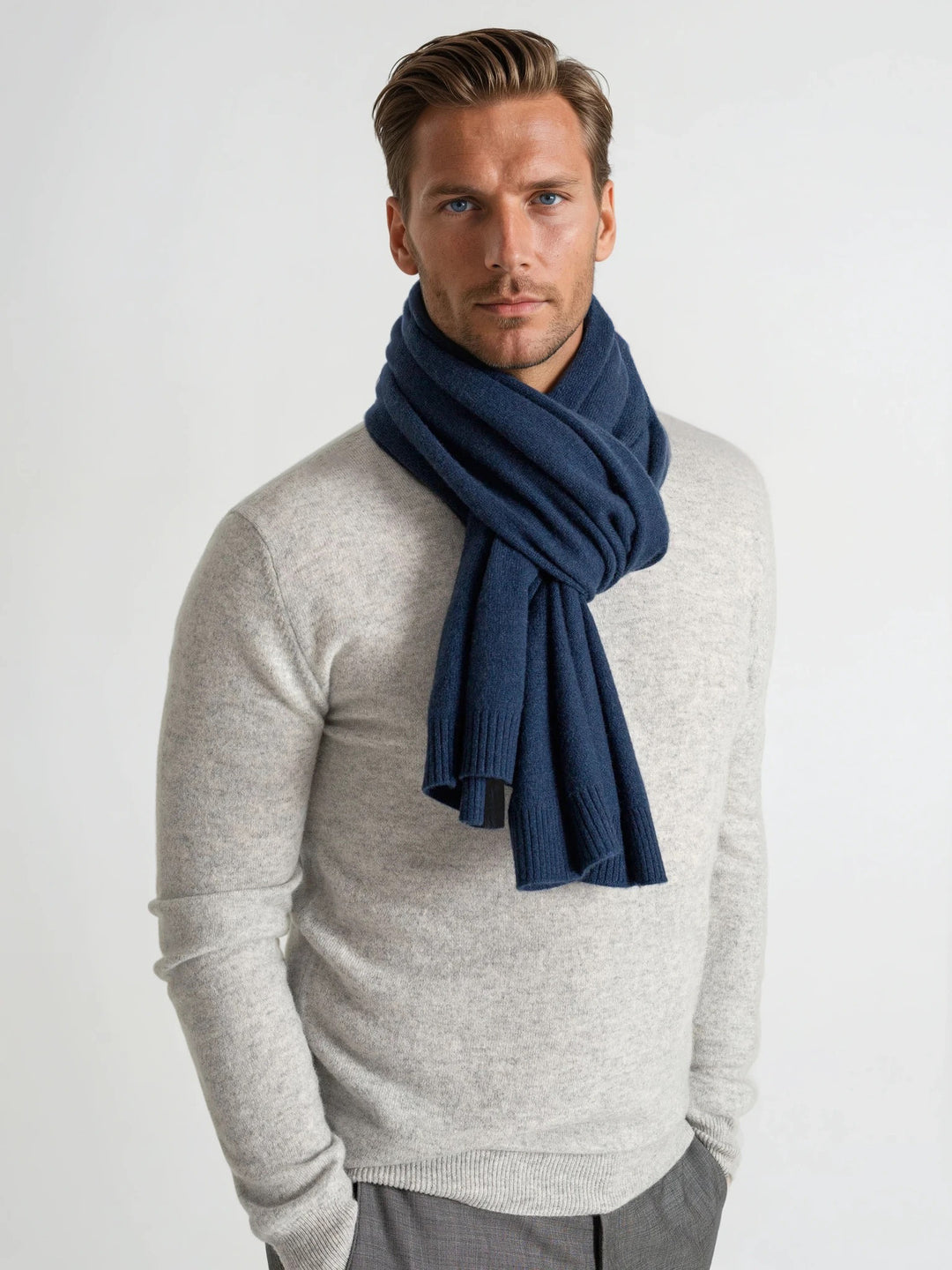 Cashmere scarf "Urban", unisex, in 100% pure cashmere. Scandinavian design by Kashmina. Color: Mountain Blue.