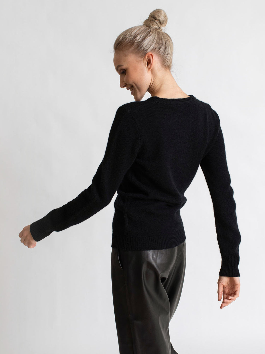 Cashmere sweater "Saga" - black - 100% pure Cashmere - Scandinavian design - Kashmina of Norway